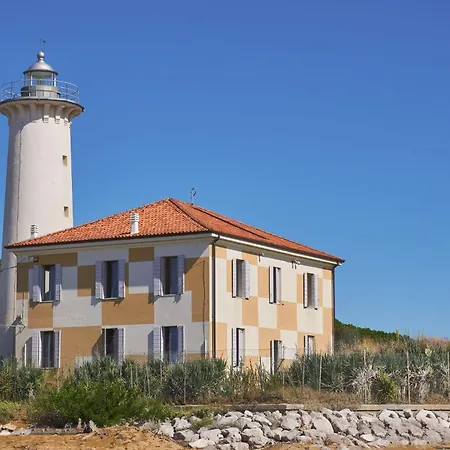Charming Seaside Escape With Bright Interiors Daire *