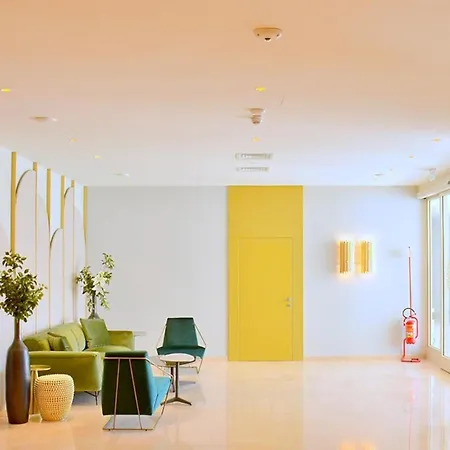 Charming Seaside Escape With Bright Interiors アパート *