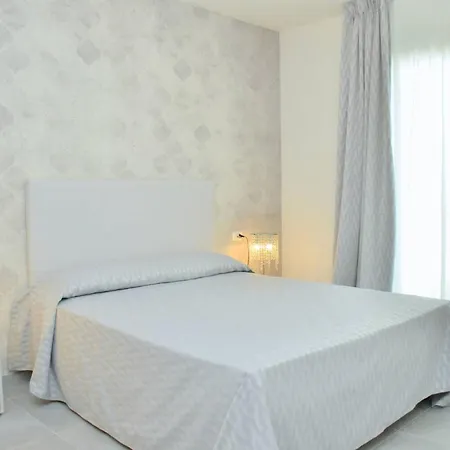 Charming Seaside Escape With Bright Interiors ビビオーネ