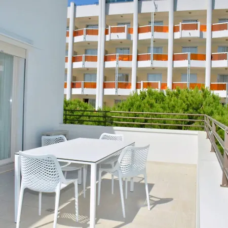 Διαμέρισμα Charming Seaside Escape With Bright Interiors