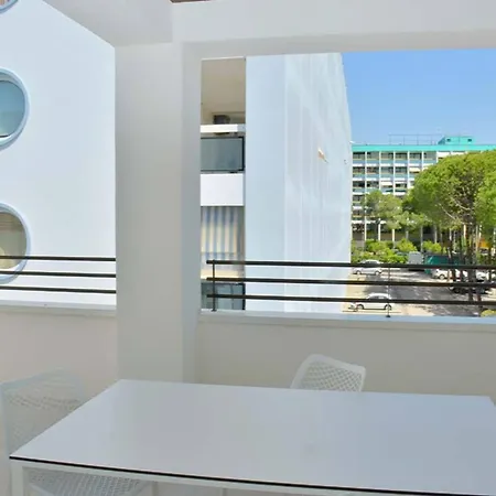 アパート Charming Seaside Escape With Bright Interiors