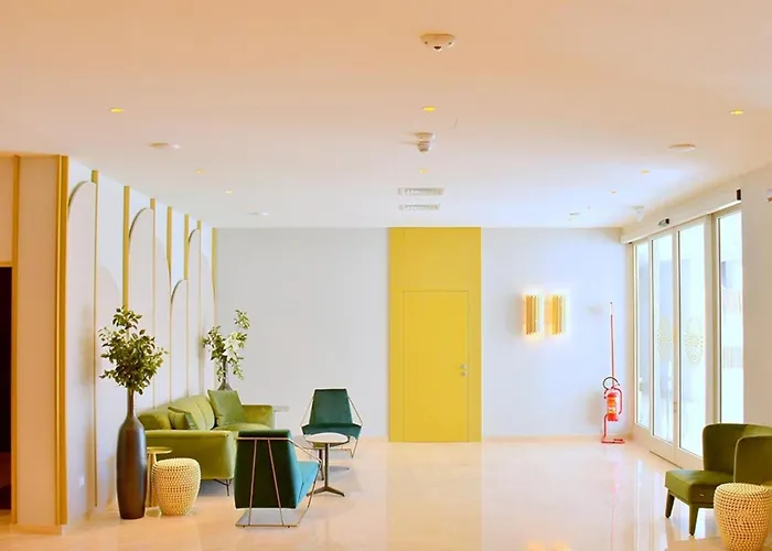 Charming Seaside Escape With Bright Interiors דירה *