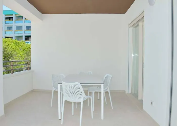 Charming Seaside Escape With Bright Interiors דירה *